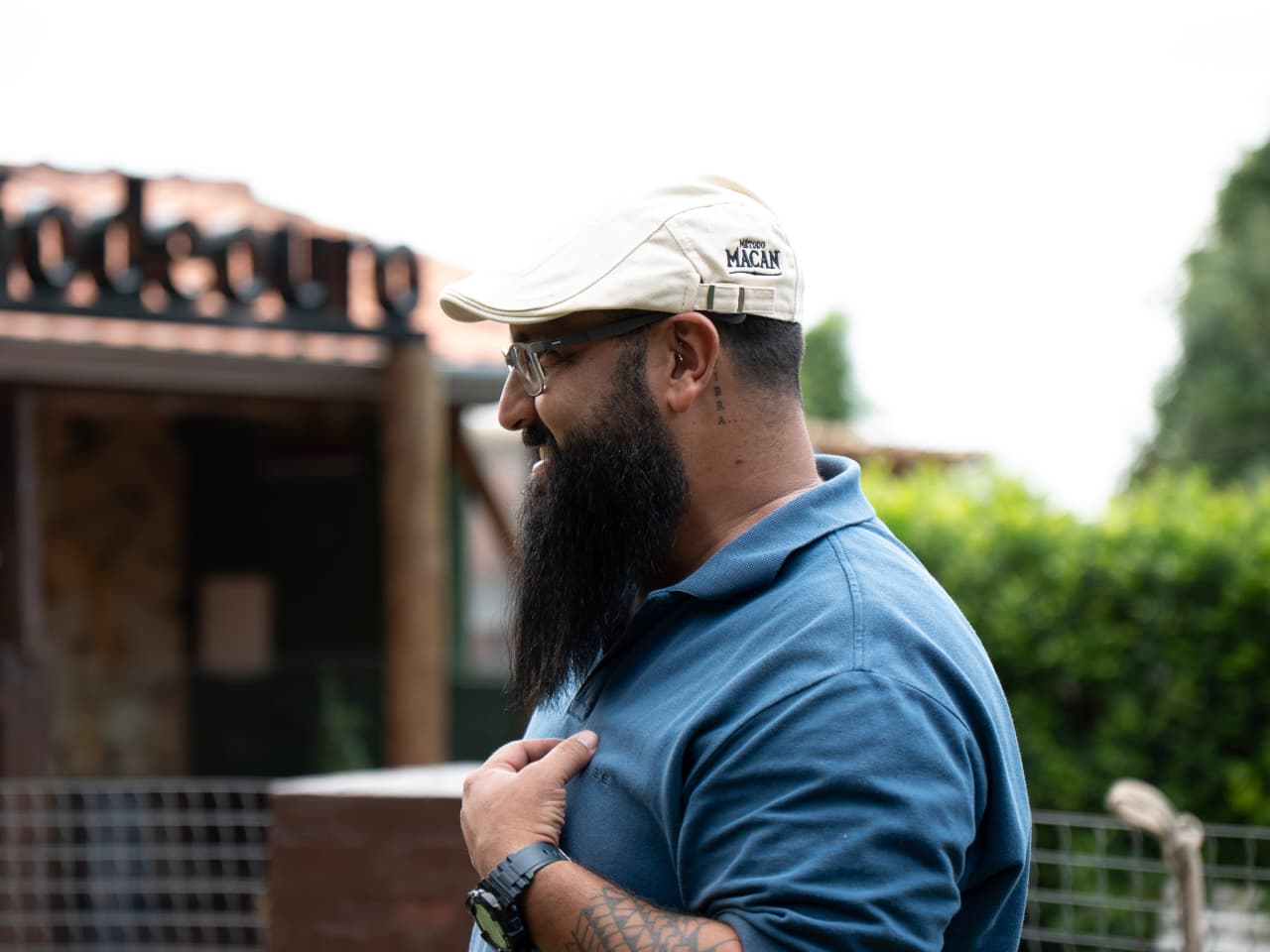 David Alejandro Novoa de perfil com boné Método MACAN no Instituto Cão de Ouro em Alphaville, Barueri SP
