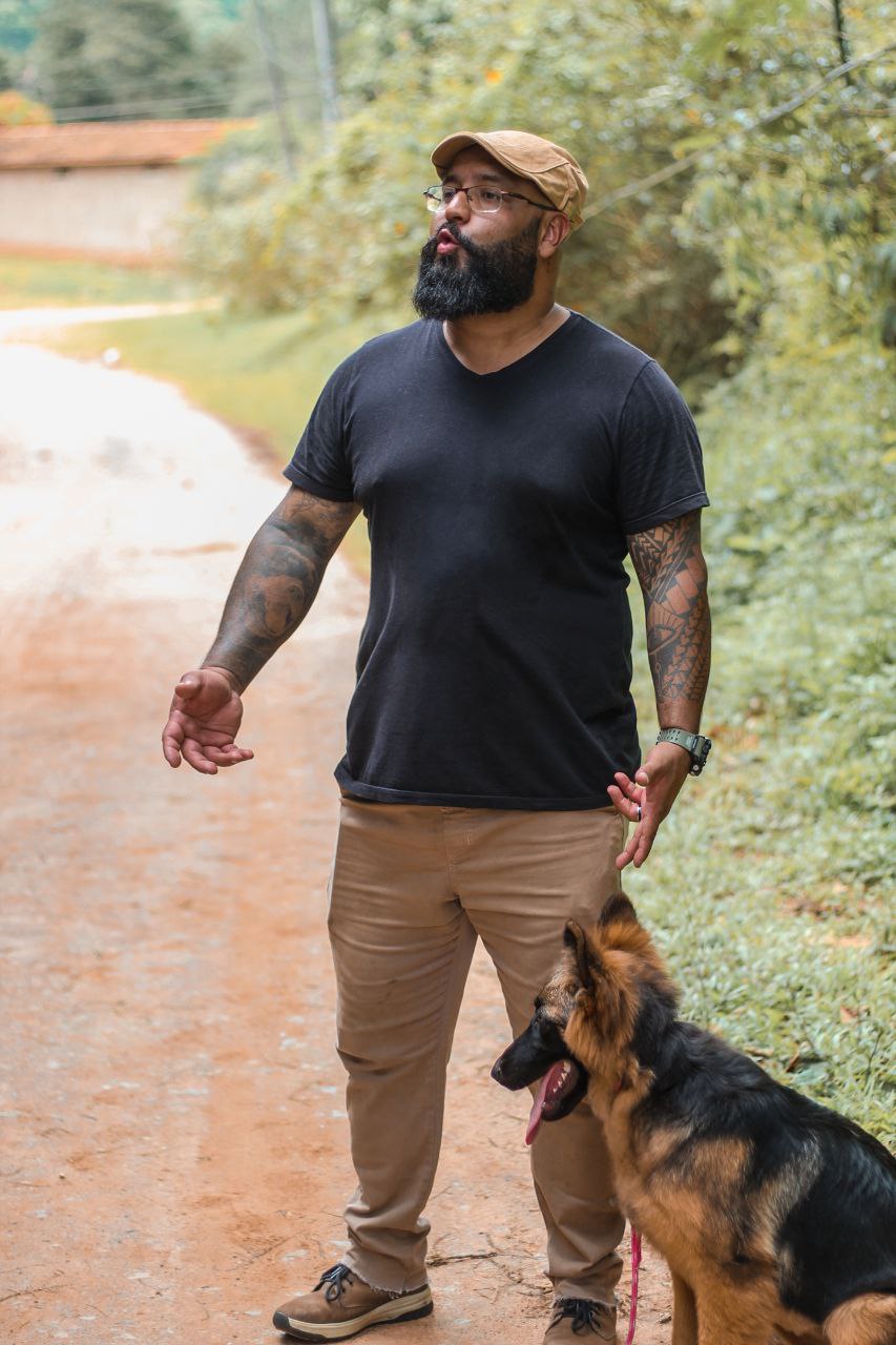 David Alejandro Novoa conduzindo cão em campo ao pôr do sol, Instituto Cão de Ouro em Alphaville, Barueri - SP